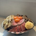 ドデカ盛りの肉タレ丼