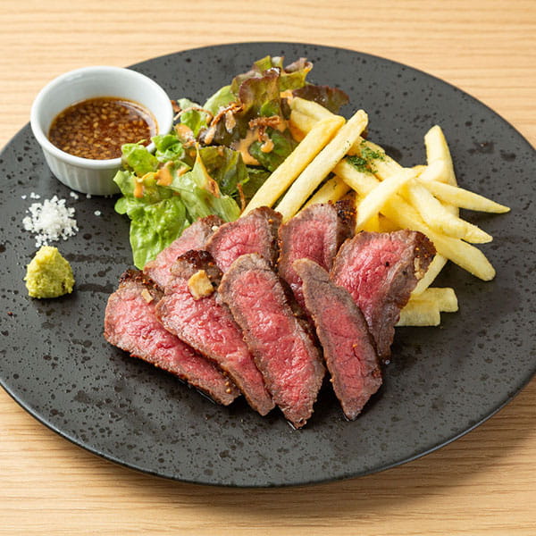 黒毛和牛上赤身肉ステーキのプレート