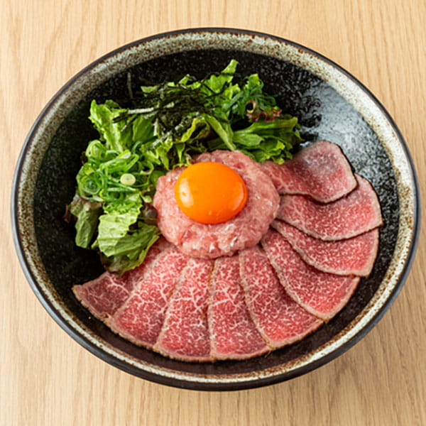 《夜》黒毛和牛ローストビーフと3種マグロのネギトロ丼